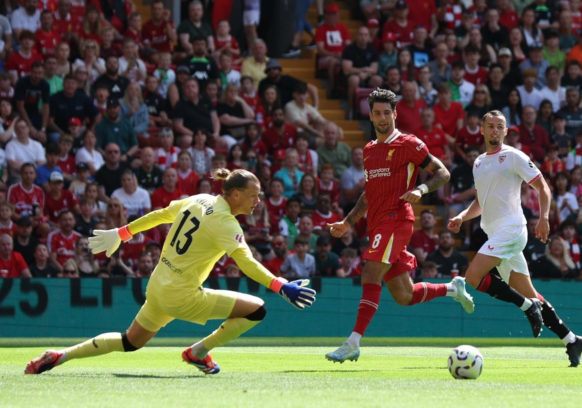 El portero Orjan Nyland intenta interceptar el esférico durante el partido amistoso celebrado en Anfield entre el Liverpool y el Sevilla el pasado domingo