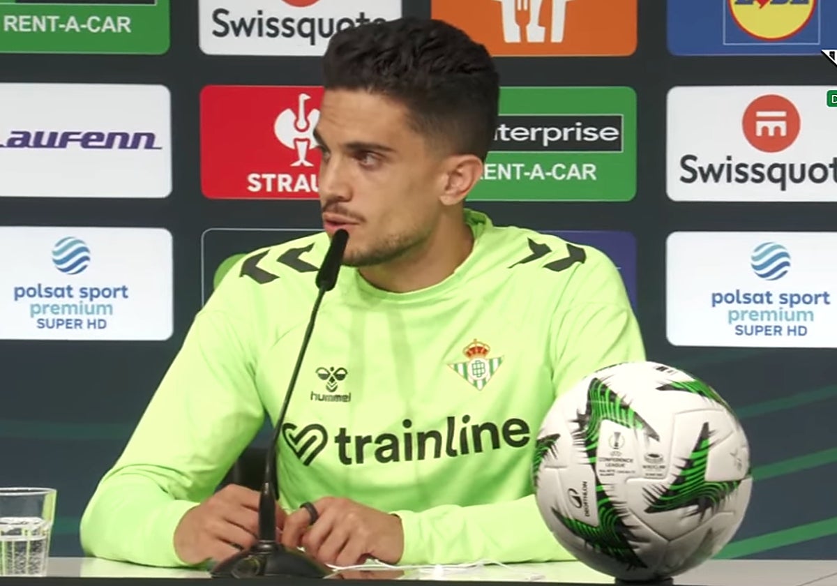 Bartra responde a una pregunta de la rueda de prensa previa al Betis - Chelsea, final de la Conference