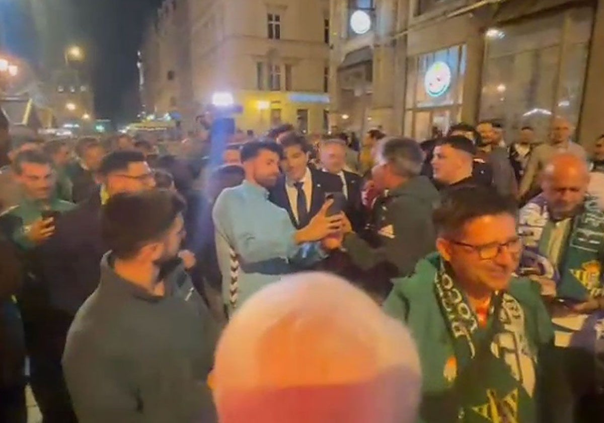 Ángel Haro, presidente del Betis, haciéndose fotos con los béticos que lo paraban en el centro de Breslavia