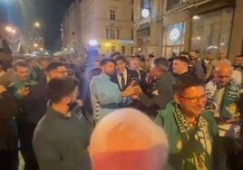 Los directivos del Betis, aclamados en el centro de Breslavia