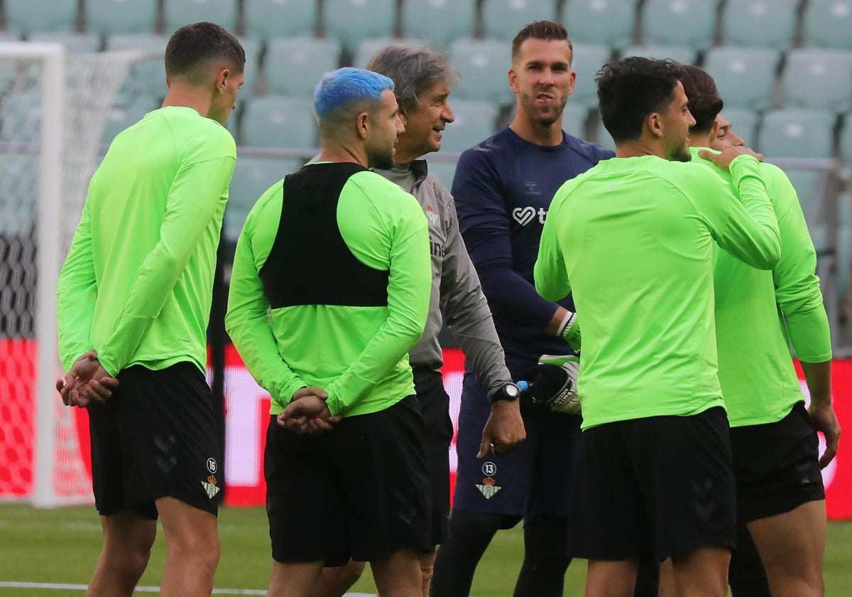 Adrián San Miguel entrena con sus compañeros antes de la final en Breslavia