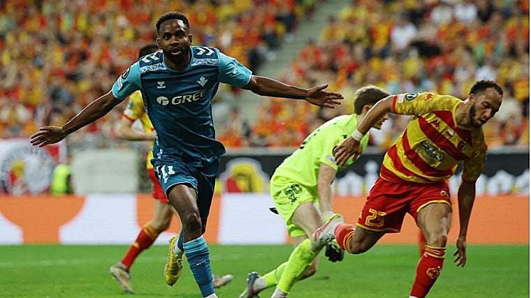 Bakambu festeja su gol en la vuelta de los cuartos de final ante el Jagiellonia