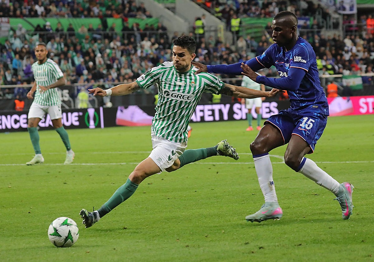 Bartra disputa un balón con Nicolas Jackson en el partido de este miércoles
