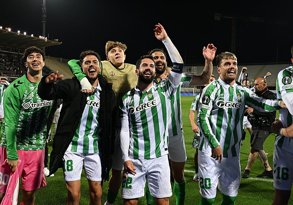 Isco y su banda celebra el pase a la gran final de la Conference League en el Artemio Franchi de Florencia