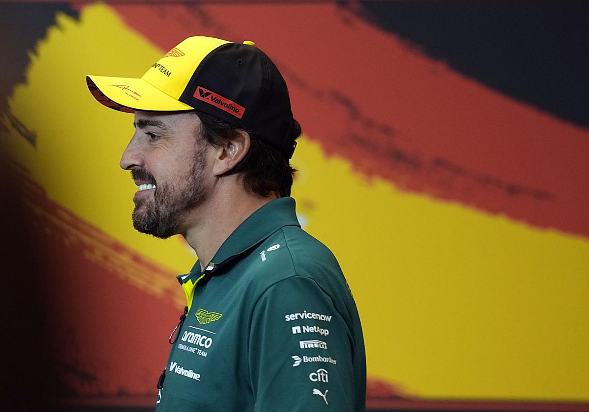 Fernando Alonso sonríe tras su rueda de prensa en Montmeló