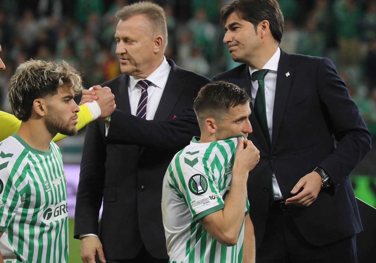 Ángel Haro saluda a sus jugadores tra la final de la Conference