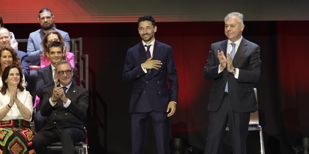 Jesús navas recibe la medalla de la ciudad de sevilla en el día de san fernando
