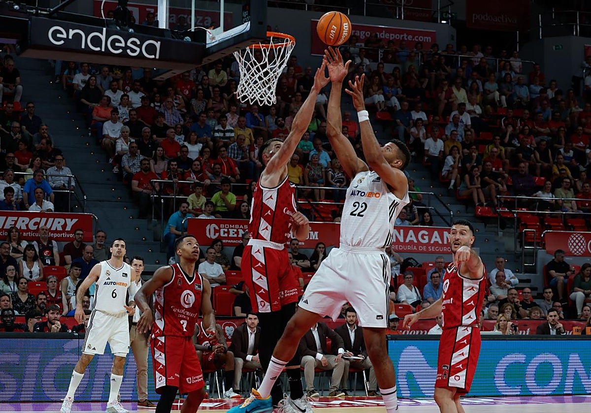Tavares pelea un rebote ante Sulejmanovic durante el Casademont Zaragoza-Real Madrid