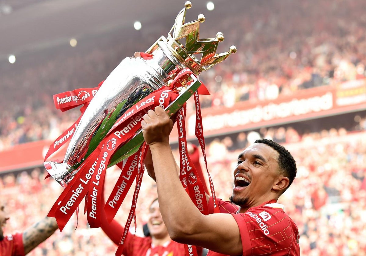 Alexander-Arnold, levantando el trofeo de campeón de la Premier League 2024/25