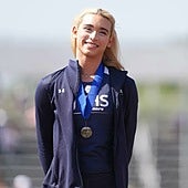 Una atleta trans sacude EE.UU.: avioneta de protesta, amenaza de Trump y dos medallas de oro