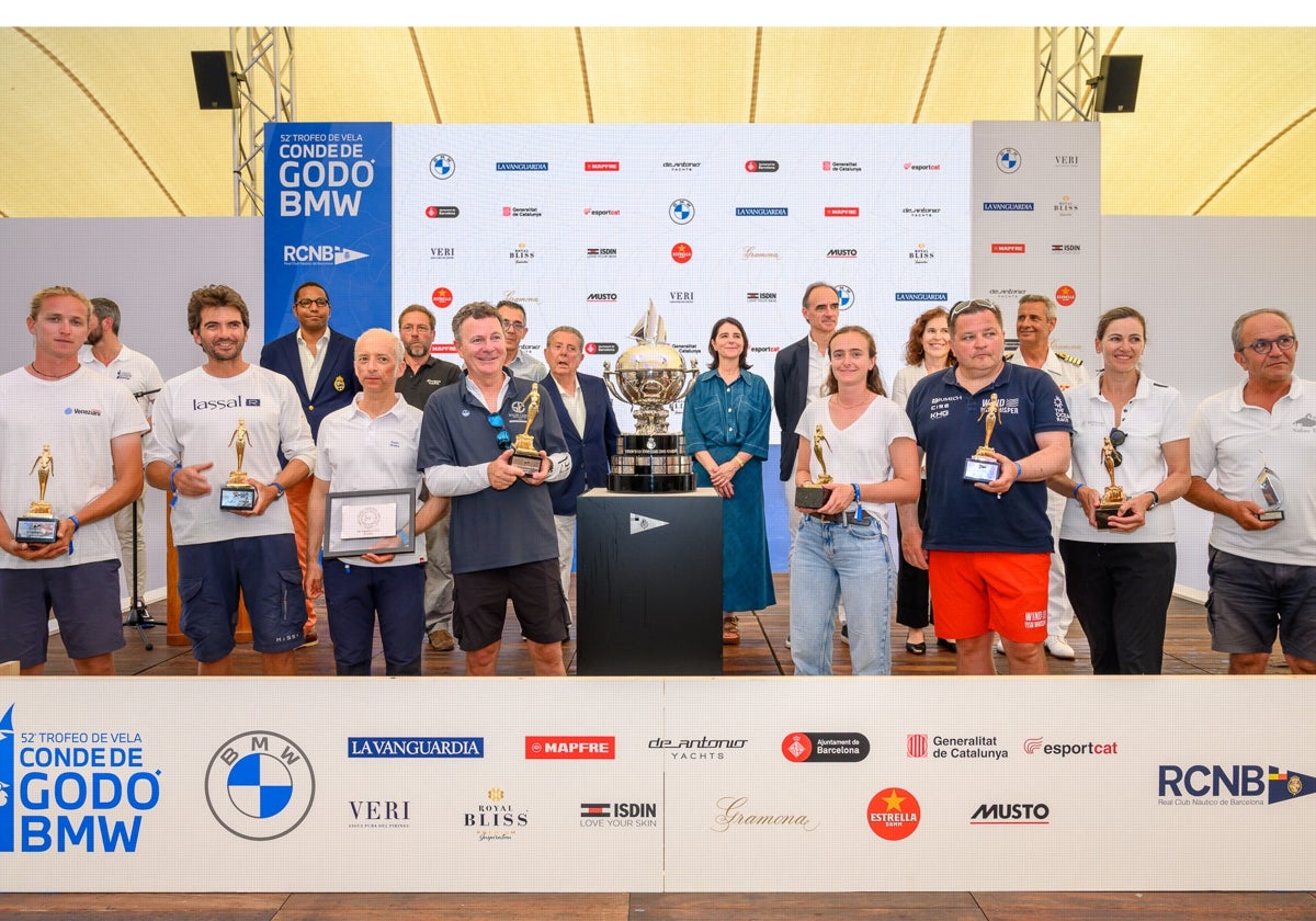 Los ganadores del 52 Trofeo Conde de Godó BMW con las autoridades y patrocinadores