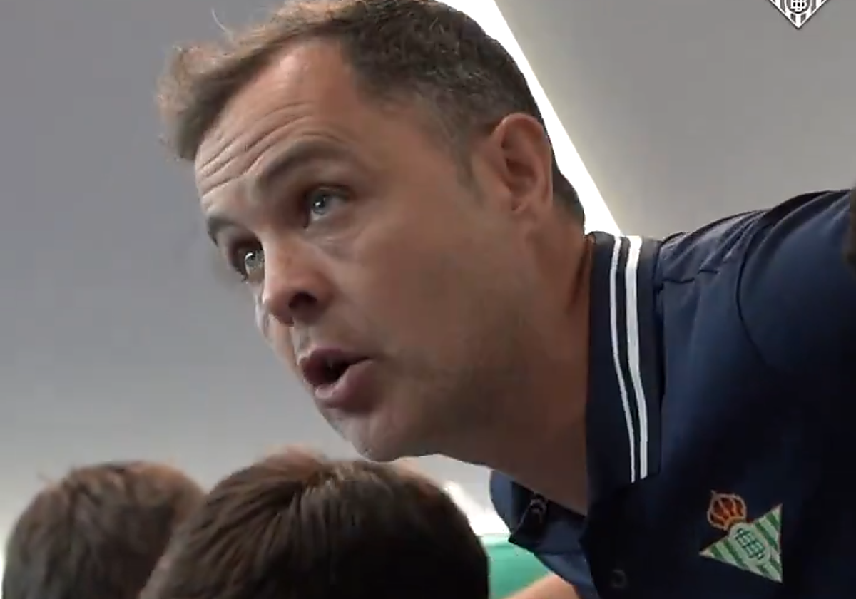 Dani Fragoso, durante la charla con sus jugadores antes de la final de la Copa de Campeones