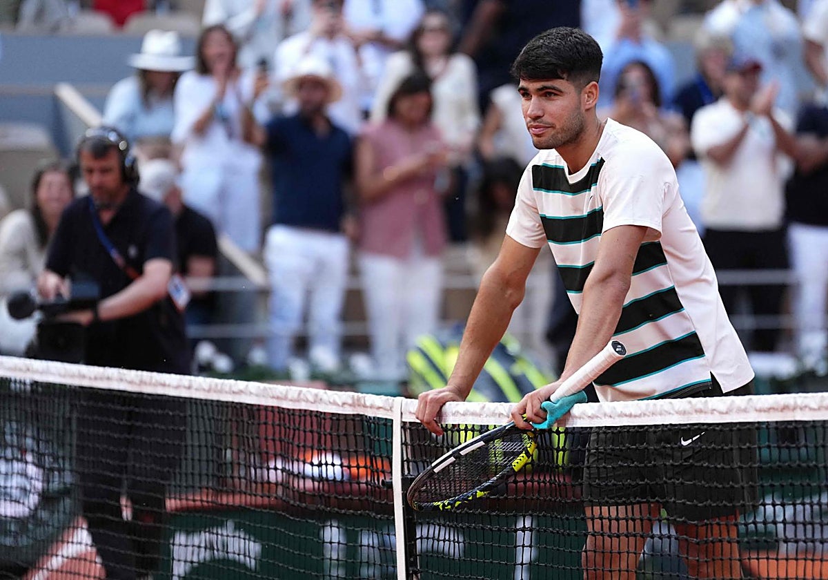 Carlos Alcaraz espera a Ben Shelton tras el partido de octavos en Roland Garros