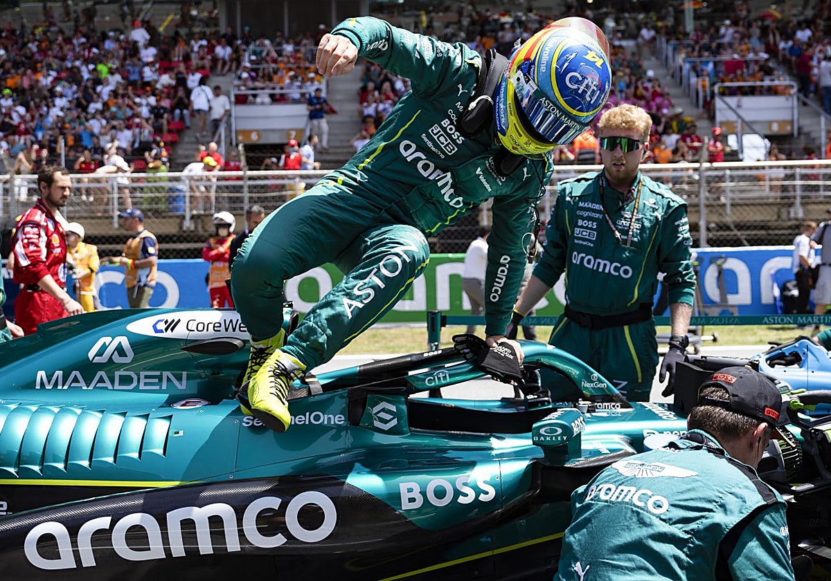 Alonso baja de su coche tras la carrera en Montmeló