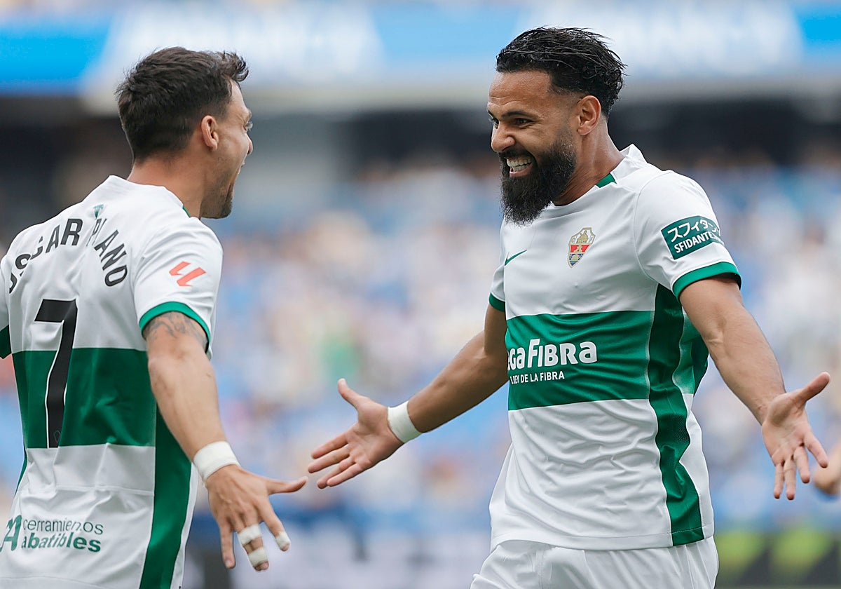 Los jugadores del Elche celebran uno de sus goles ante el Deportivo