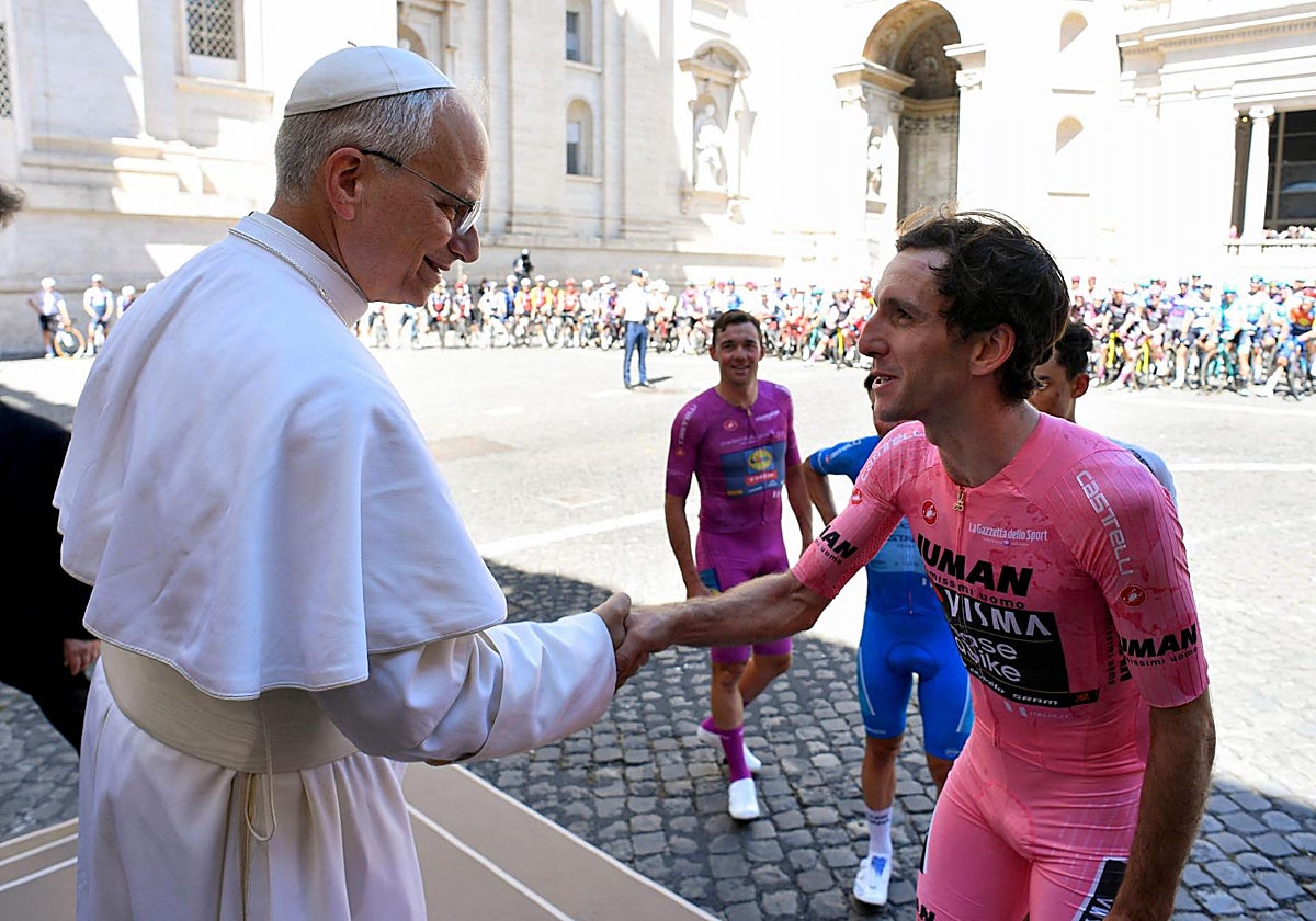 Simon Yates saluda al Papa León XIV