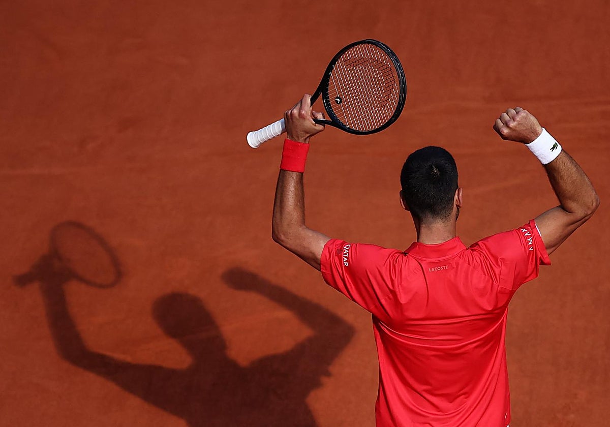 Djokovic celebra el triunfo ante Norrie en Roland Garros