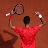 Djokovic se hace centenario en París y sigue bailando en Roland Garros