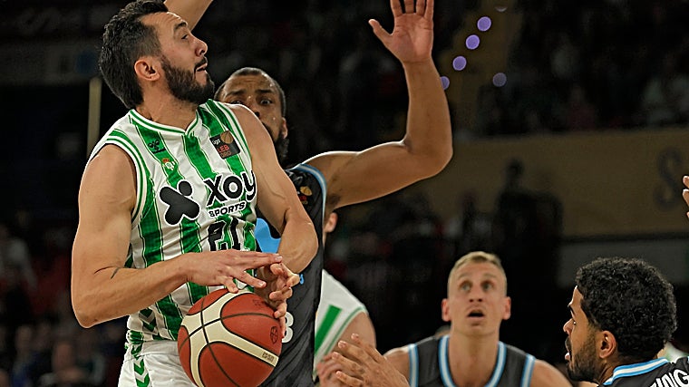 Faggiano, defendido en un salto por Larsen, en el cuarto punto de la eliminatoria Movistar Estudiantes - Betis Baloncesto de la pasada temporada