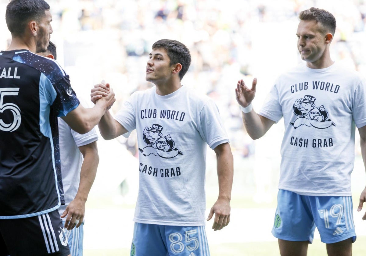 Los futbolistas del Seattle Sounders con la camiseta en señal de protesta