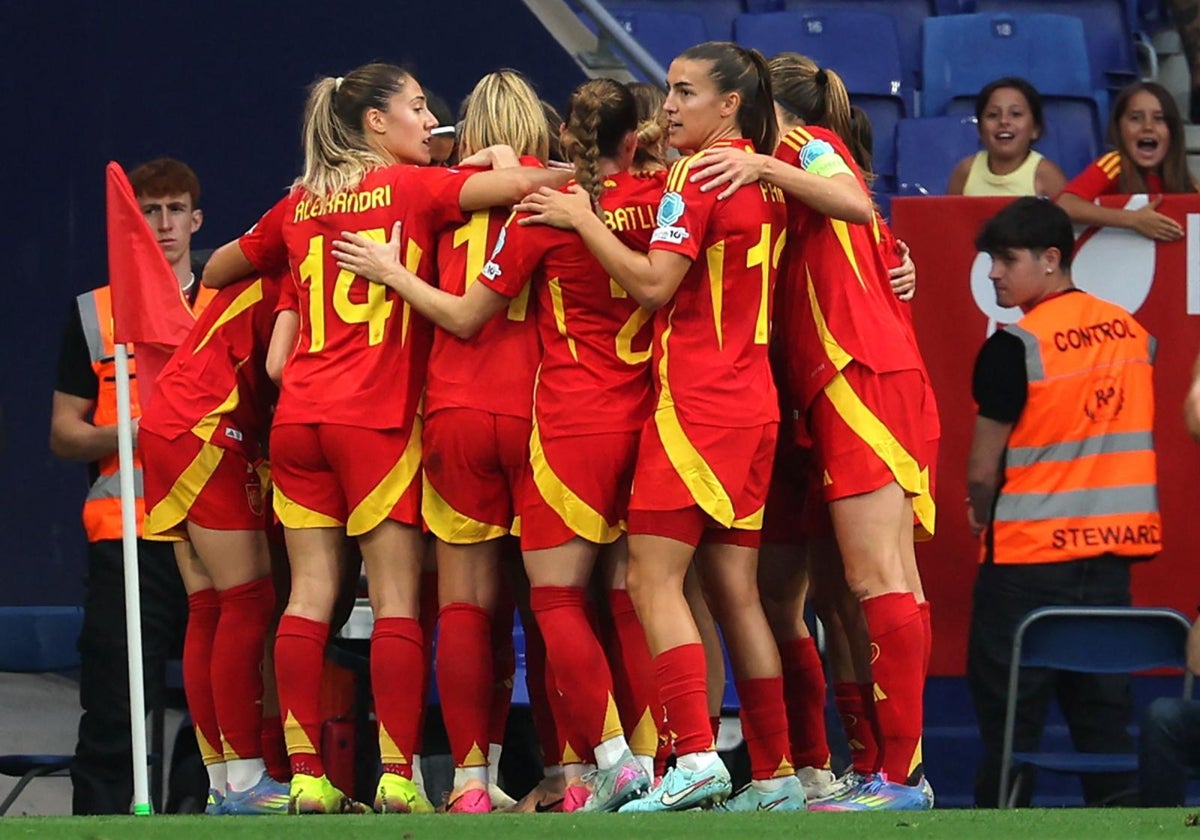 Las jugadoras de España celebran el primer gol de Claudia Pina