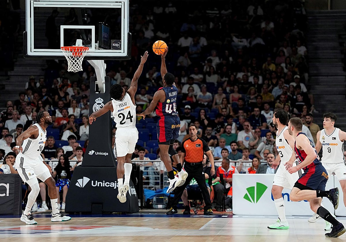 Baldwin lanza a canasta ante la oposición de Feliz