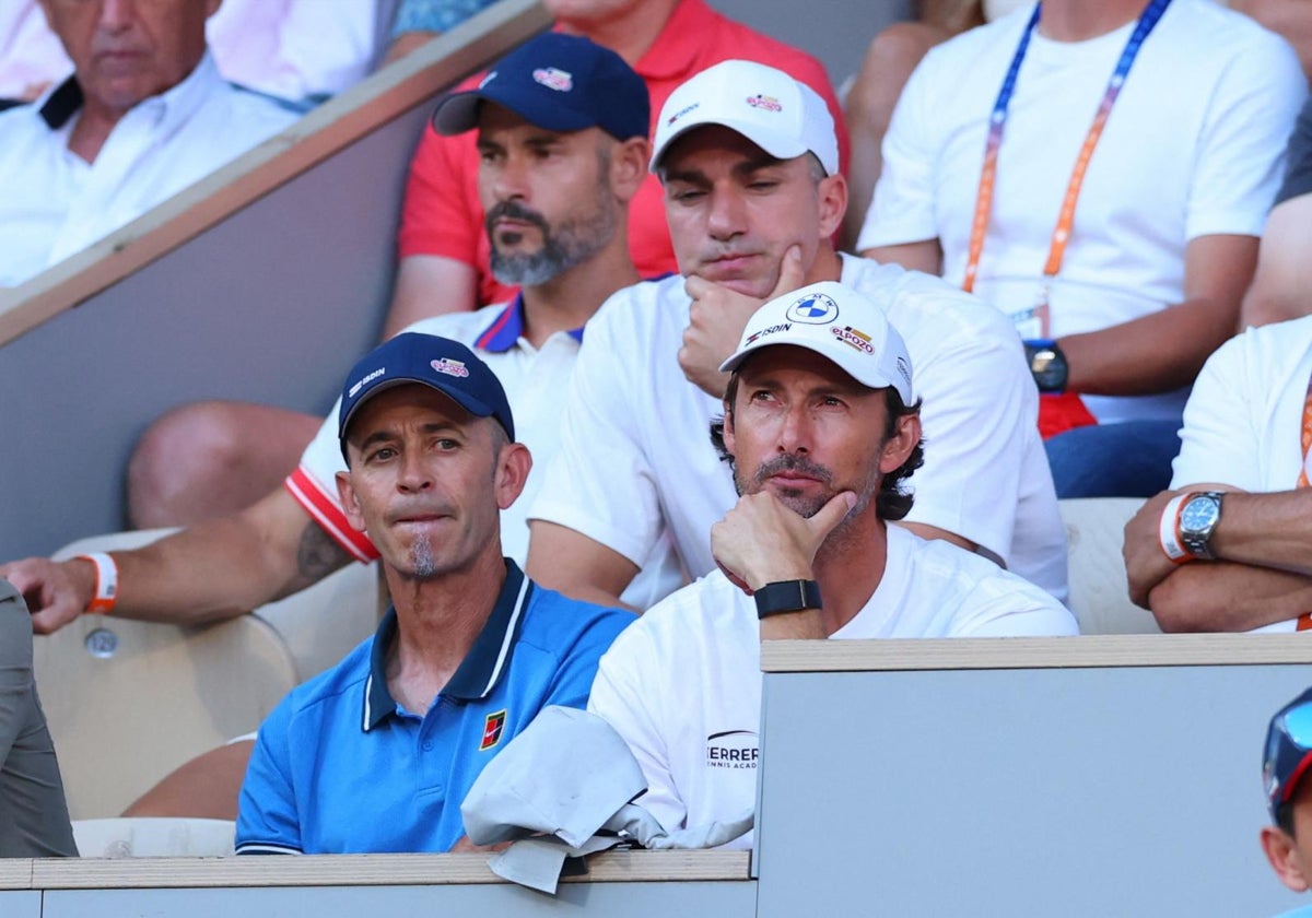 Juan Carlos Ferrero observa a Alcaraz, durante un partido en Roland Garros