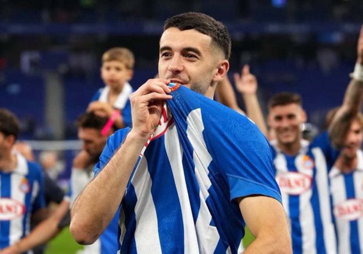 Joan García besa el escudo del Espanyol en la celebración de la permanencia