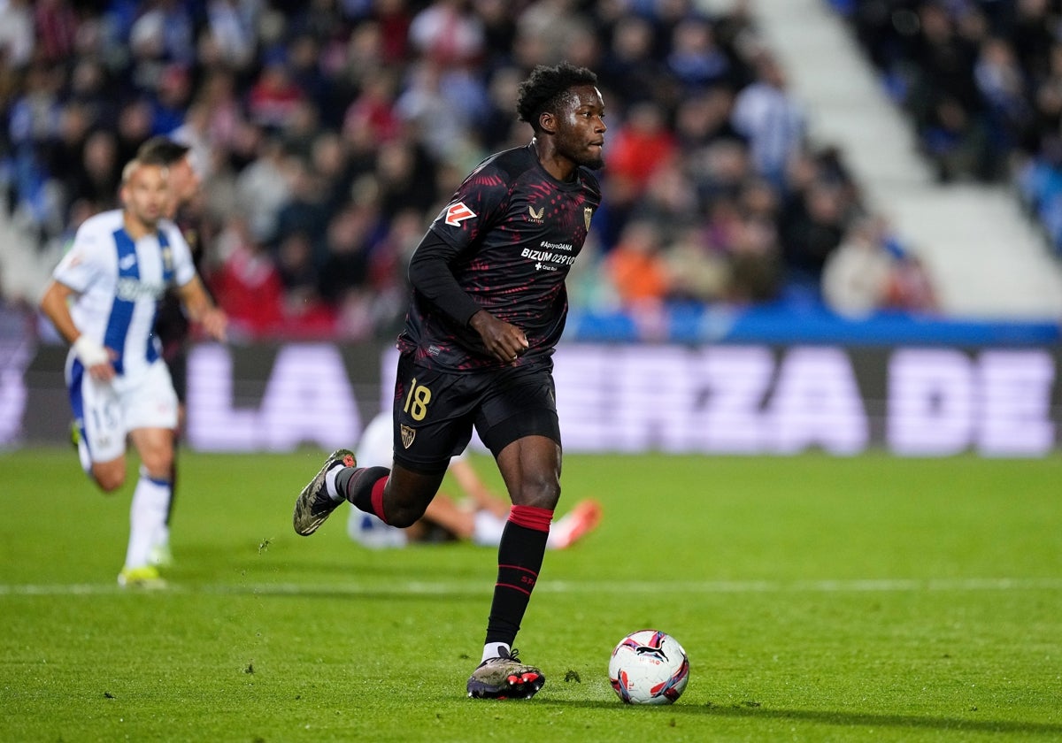 Agoumé en un partido con el Sevilla FC