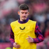 Kike Salas durante un calentamiento a un partido