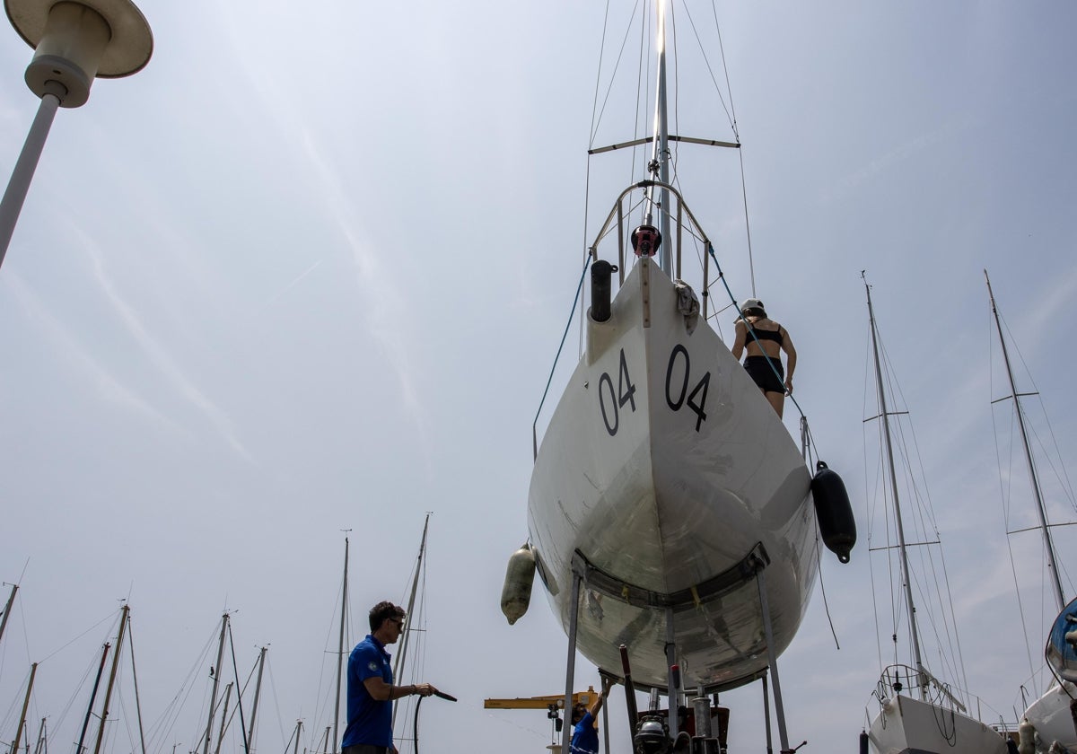 Un J80 preparado en el varadero del RCN Valencia para ser botado