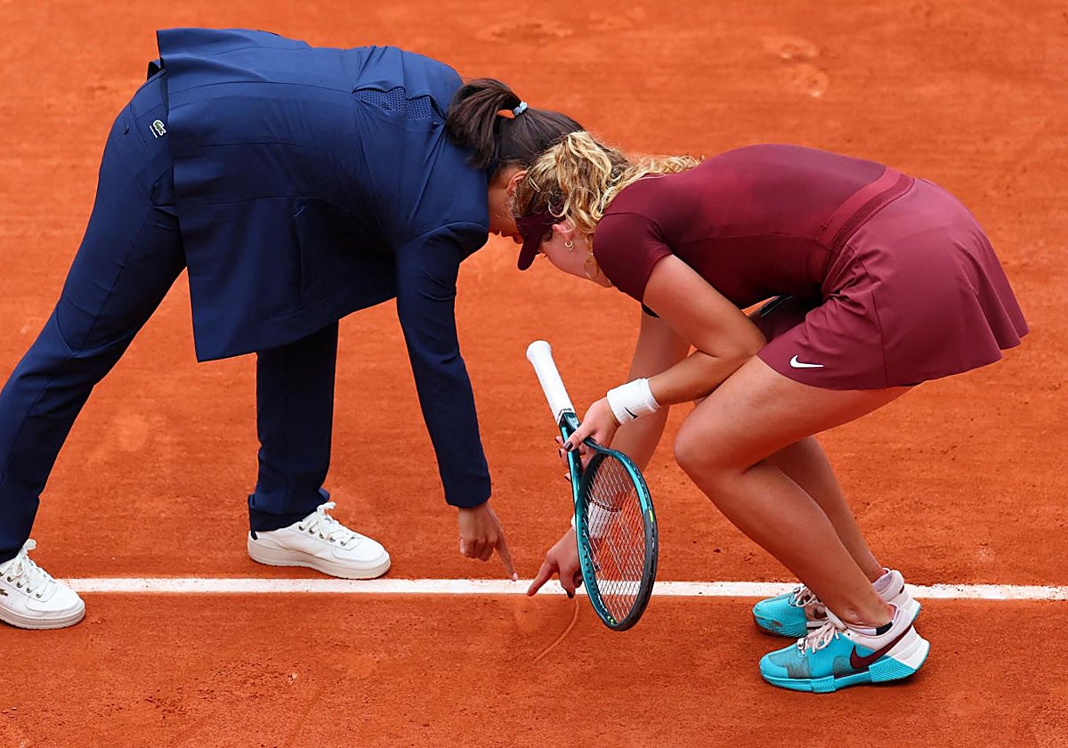 Andreeva y la jueza Tamila Halle debaten la huella de un bote de pelota