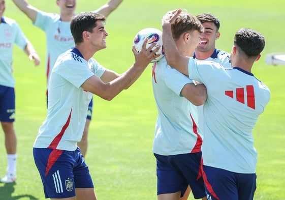 Jesús Rodríguez, junto a sus compañeros de la selección española sub 21