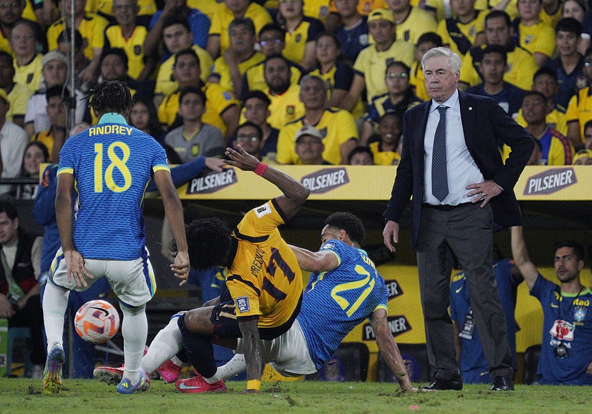 Ancelotti, observando una disputa durante la primera mitad