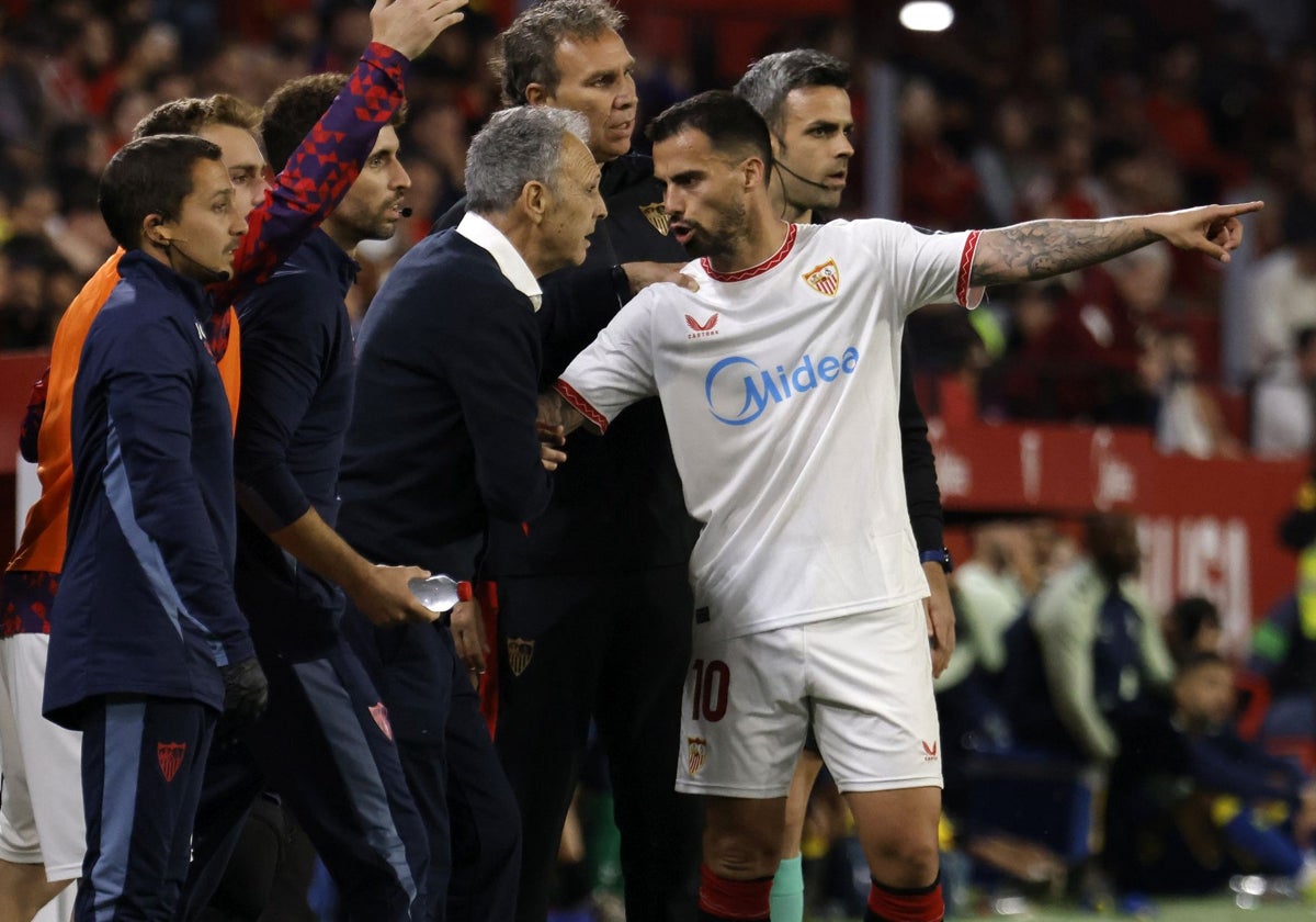 Suso habla con Joaquín Caparrós en el Sevilla-Las Palmas