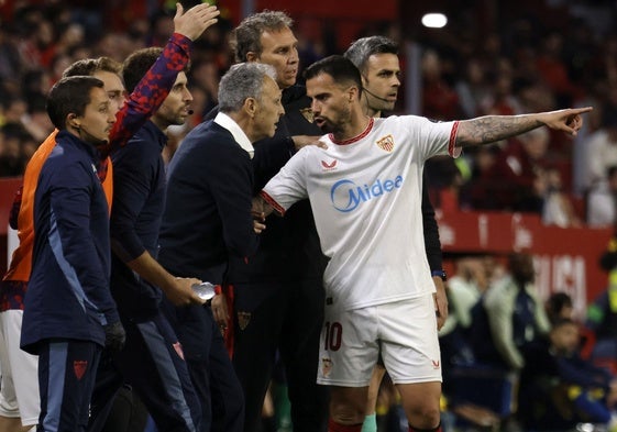 Suso habla con Joaquín Caparrós en el Sevilla-Las Palmas