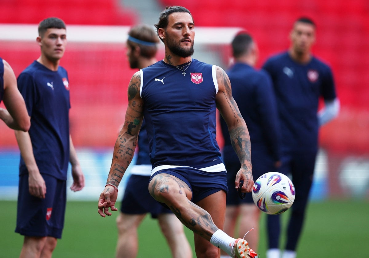 Gudelj, durante el entrenamiento previo al partido con la selección serbia