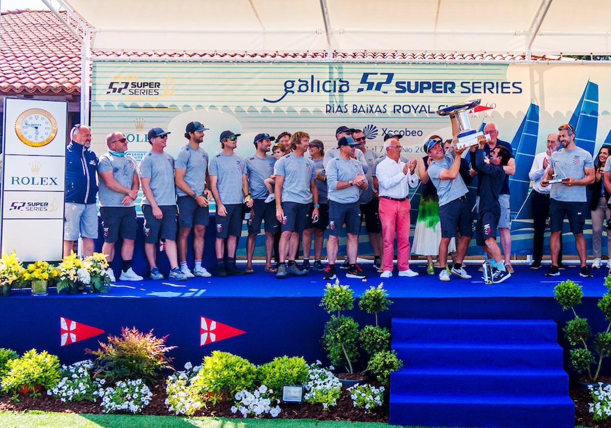 Todos los componentes del American Magic Quantum Racing en el escenario en el MRCY Baiona