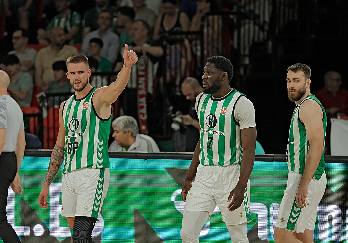 Radoncic, Tunde y Jelinek, en un partido del Betis Baloncesto en San Pablo