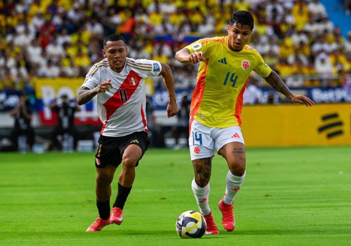 Cucho Hernández controla el balón ante un futbolista rival en el Colombia - Perú jugado en Barranquilla esta pasada madrugada