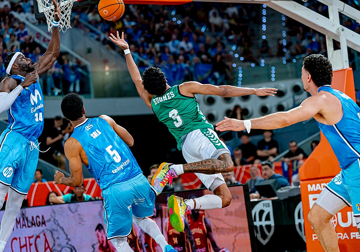 Hughes, tratando de anotar una canasta imposible desequilibrado en el aire