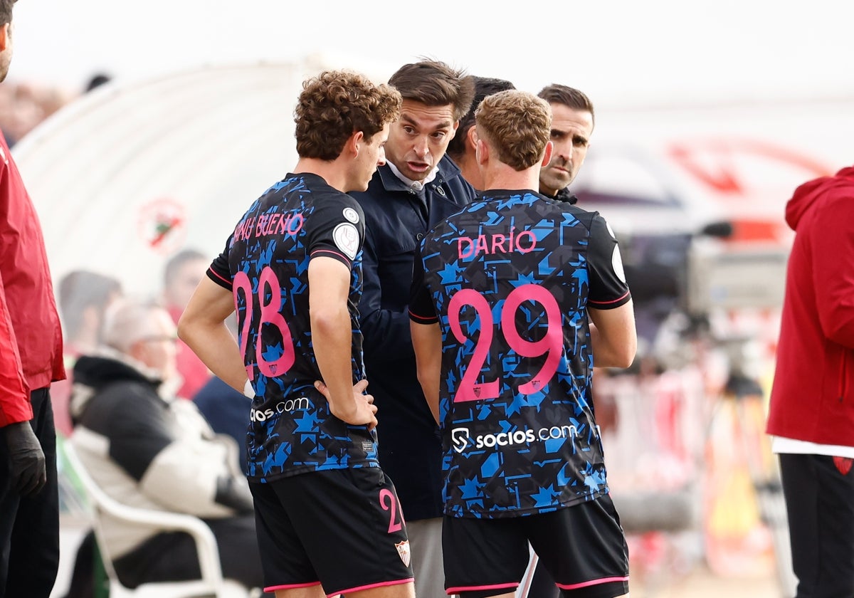 Darío Benavides y Manu Bueno dialogan con Diego Alonso durante un partido de Copa del Rey