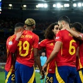 Oyarzabal, a pase de Pedri, adelanta a España al borde del descanso