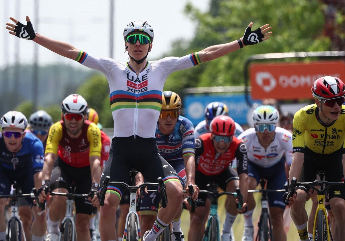 Pogacar celebra su victoria en la primera etapa de la Dauphiné