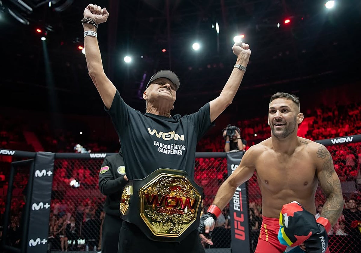 Hecher Sosa poniendo el cinturón de campeón a su padre