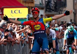 Jonathan Milan gana al esprint y 'birla' el maillot amarillo a Pogacar