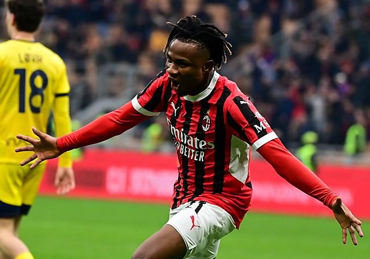 Samu Chukwueze celebra un gol con el Milan AC