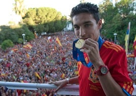 Jesús Navas celebra el título de Campeón del Mundo 2010
