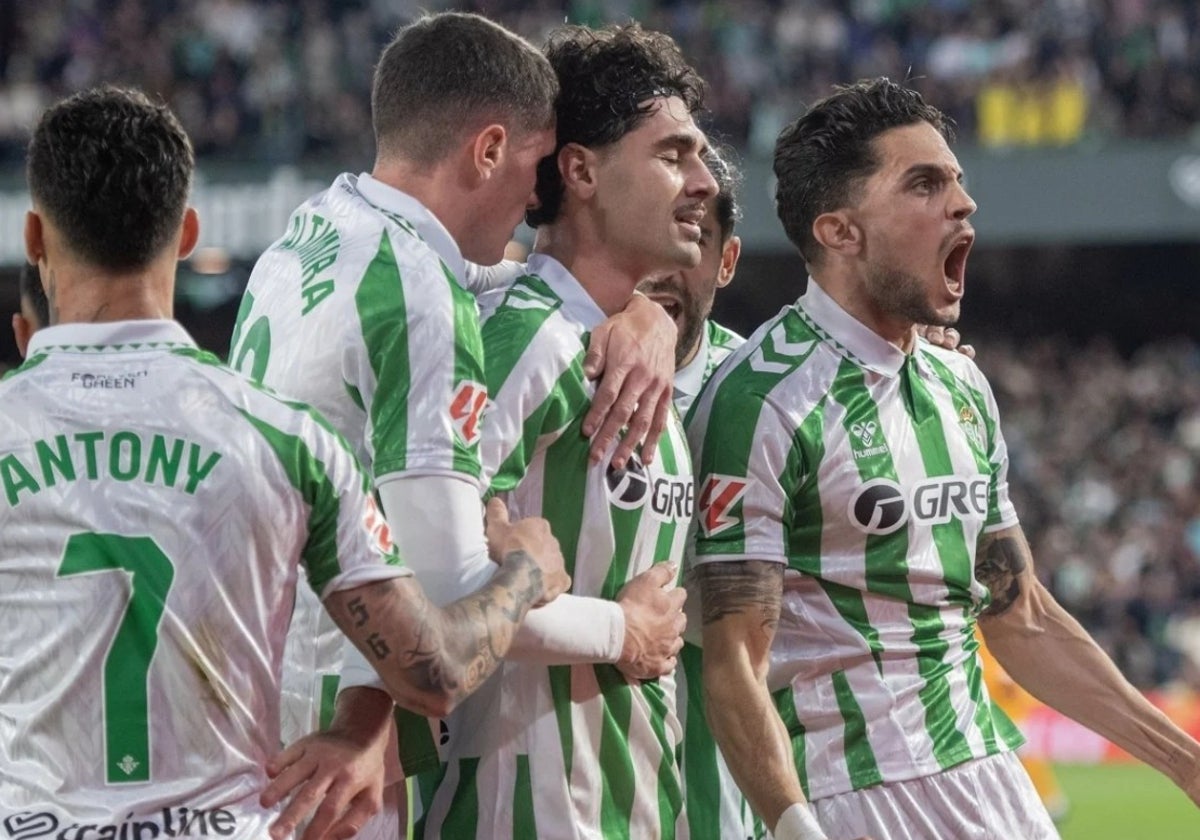 Los jugadores del Betis celebran un gol