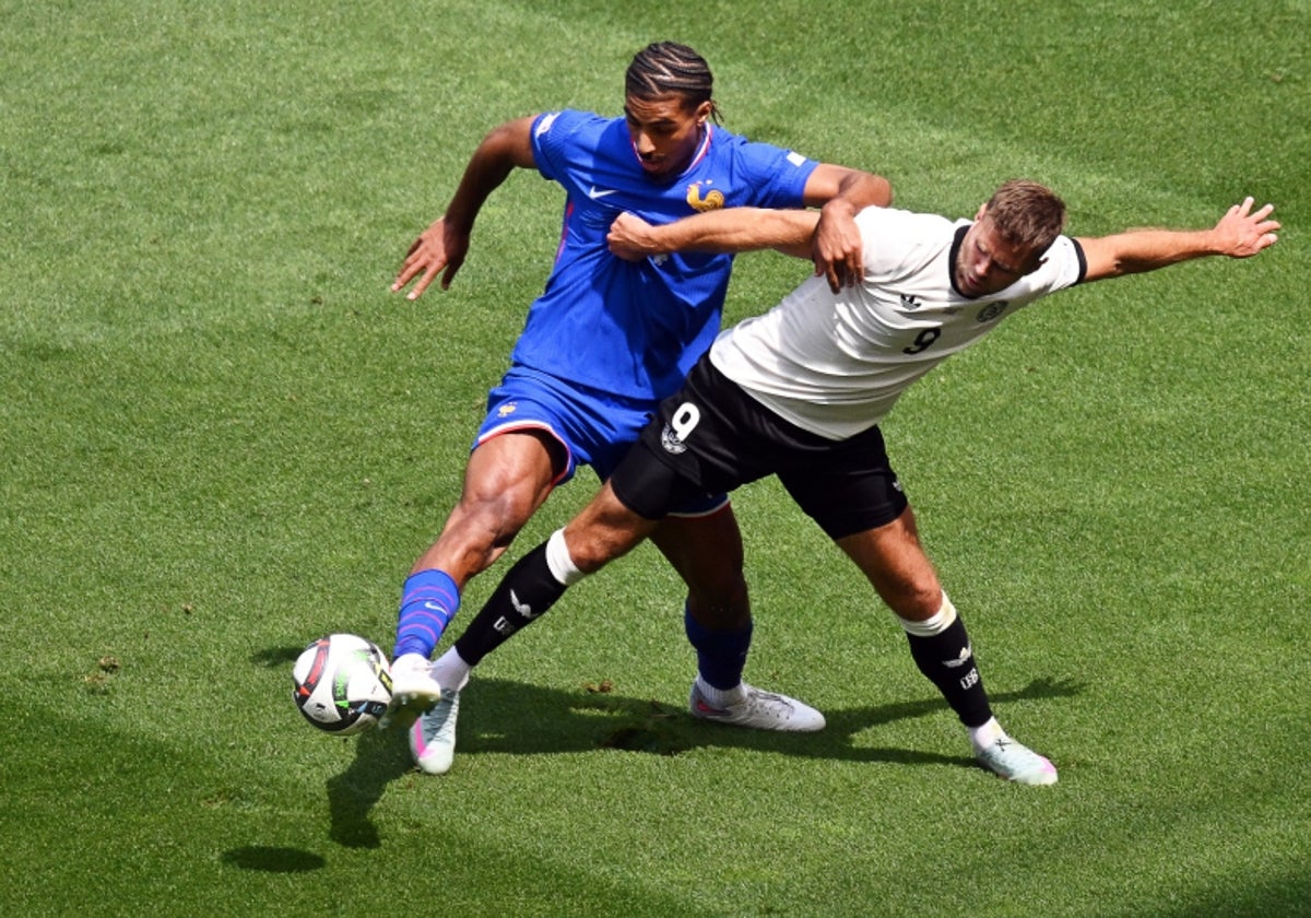 Löic Badé en su debut con la Selección de Francia